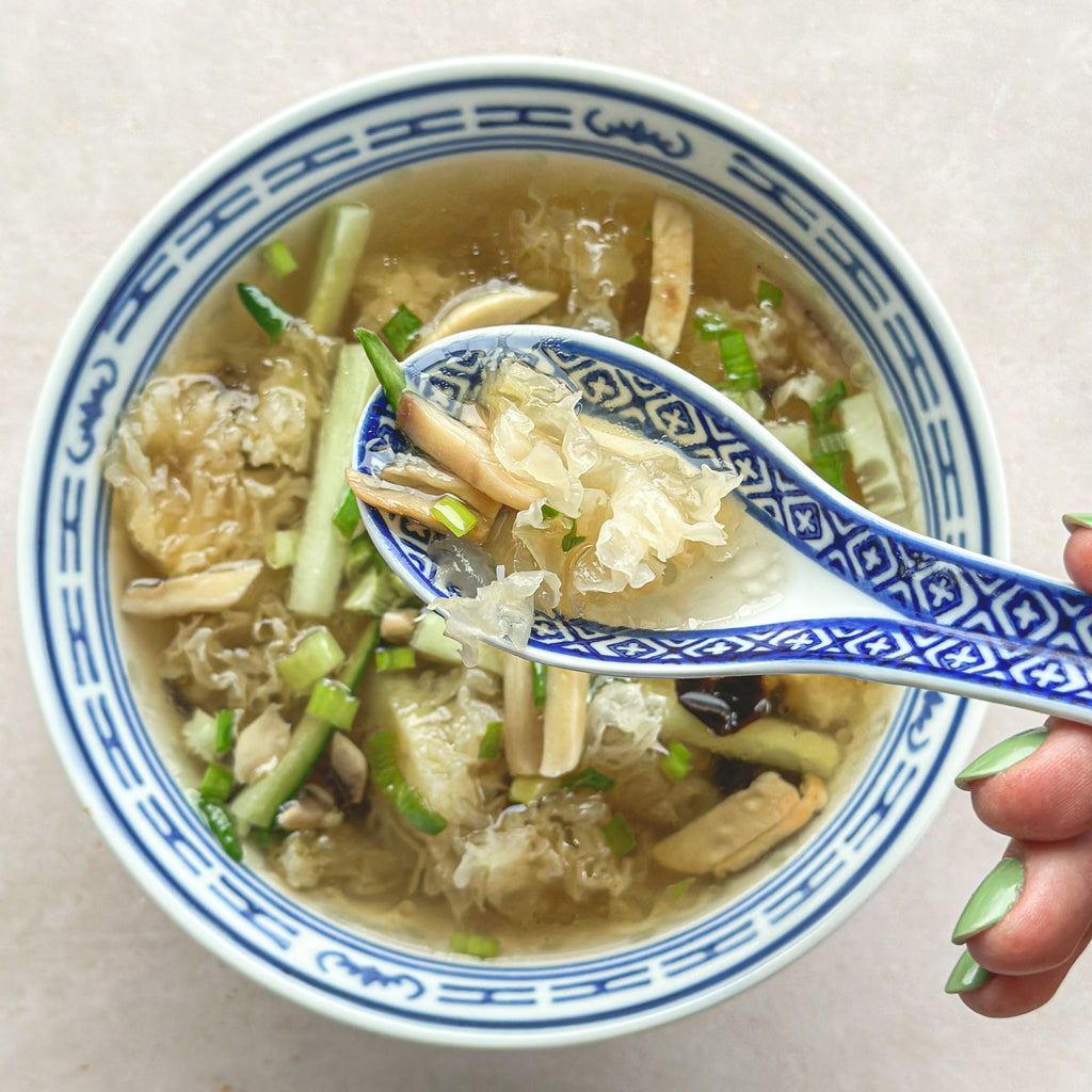 Saldžiarūgštė baltųjų grybų sriubą - lietuviškų kiniečių klasika